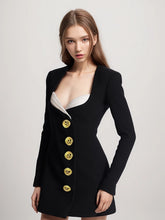 Mini-robe à col carré et boutons plissés